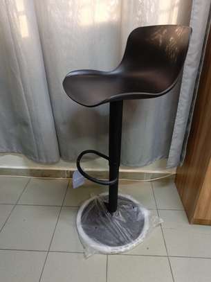 Tabouret de bar noir réglable avec porte-pieds image 1