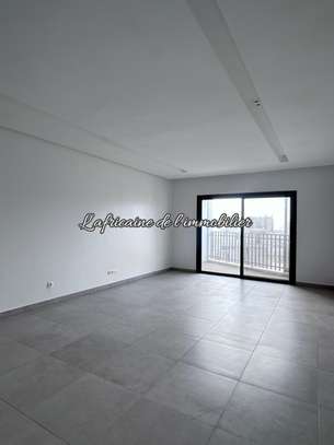Appartement F3 de 120 m² avec terrasse à louer – Ngor image 2