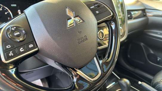 Mitsubishi Outlander image 6