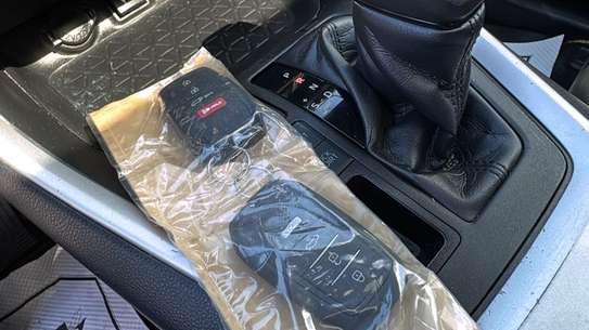 TOYOTA RAV4 image 10