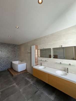 APPARTEMENT PENTHOUSE À LOUER – 476 m² – Avenue Djily Mbaye image 5