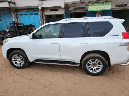 Toyota Land Cruiser SUV blanc robuste image 7