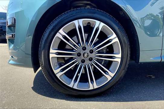2025 Range Rover Sport P530 V8 Dynamic SE AWD image 7