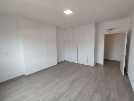 Appartement à louer point E picine olympique image 9