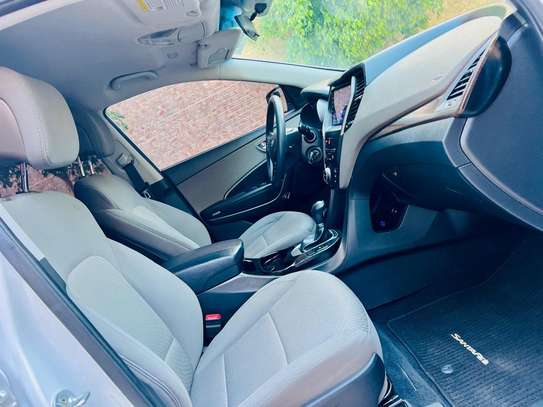 Hyundai Santa Fe SUV 5 portes blanc spacieux image 3
