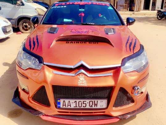 Berline sport orange métallisé jantes noires liseré rouge image 1