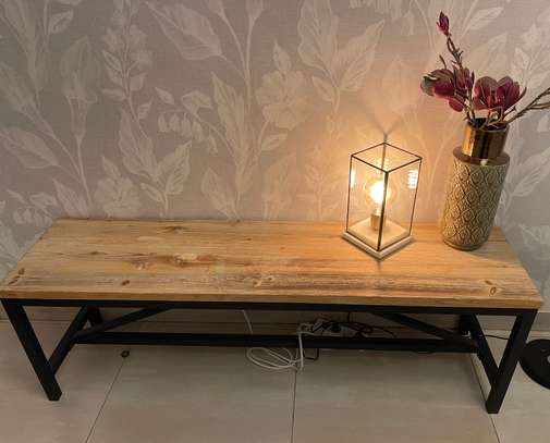 Banc en bois et décorations image 2