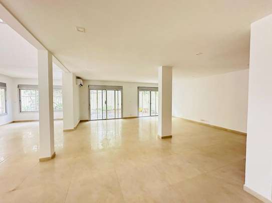 Villa avec piscine  à Louer aux Almadies image 7