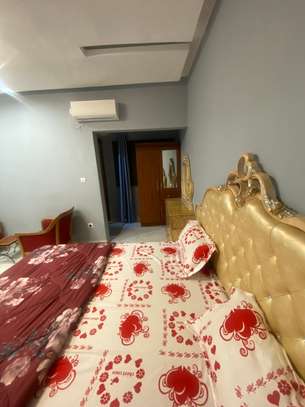 Chambre sdb avec spot lumineux meublee image 3