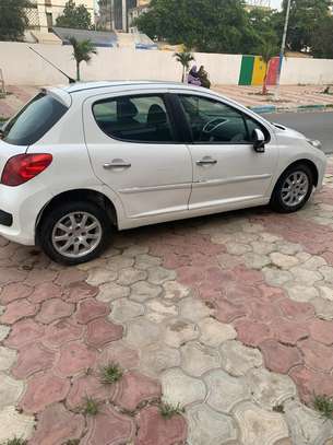 Peugeot 207 blanche compacte fiable et économique image 2
