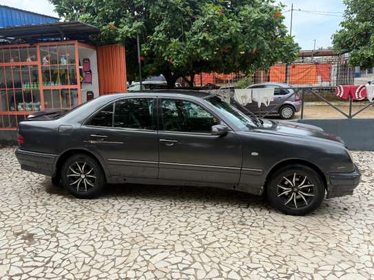 Mercedes Benz e200 image 3