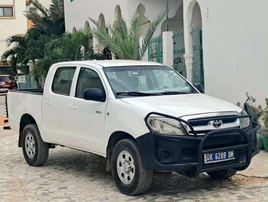 Toyota Hilux image 2