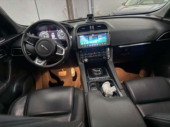 Jaguars f-pace 2018 image 2