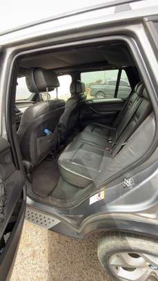 BMW X5 SUV gris métallisé spacieux et performant image 8