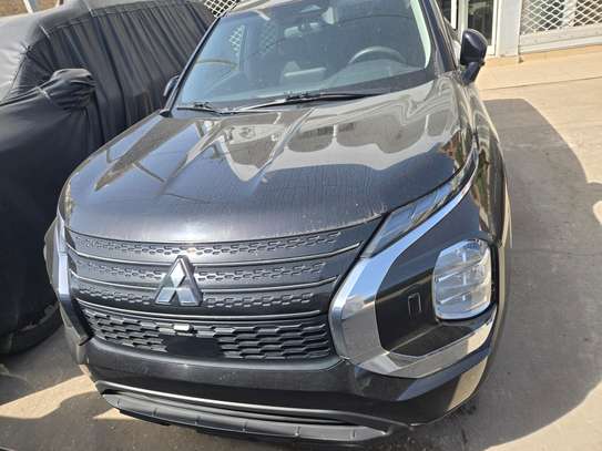 Mitsubishi outlander image 2