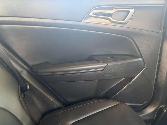 Kia Sportage 2023 SUV noir moderne et spacieux image 9