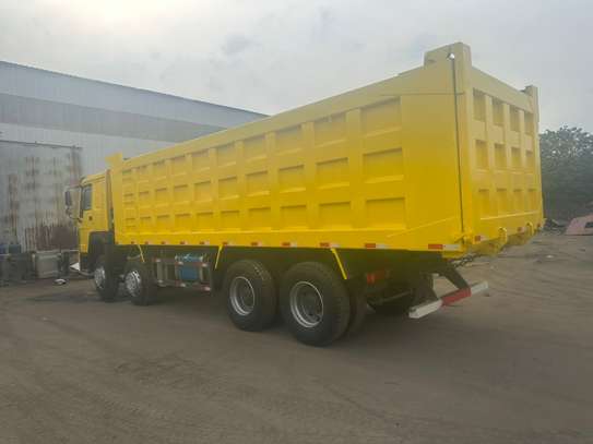 CAMION BENNE HOWO 8X4 image 3