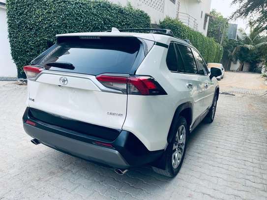 Toyota Rav4 limited 2019 image 4