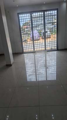 Magasin à louer à Sacre Cœur 3 sur les 2 voies image 7