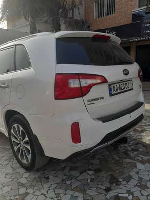 Kia Sorento SUV blanc spacieux et confortable image 5