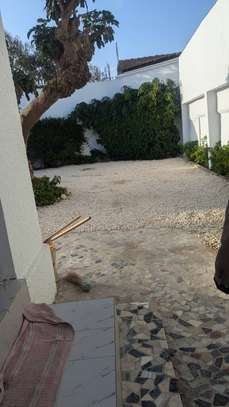 Villa basse de 1000 m² à louer à Dieupeul 1 image 4
