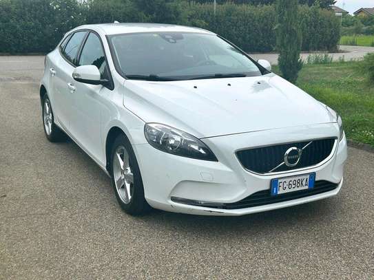 Volvo v40 image 2