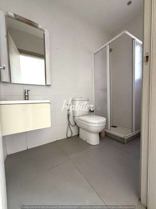 Magnifique Duplex à louer au Point E image 5