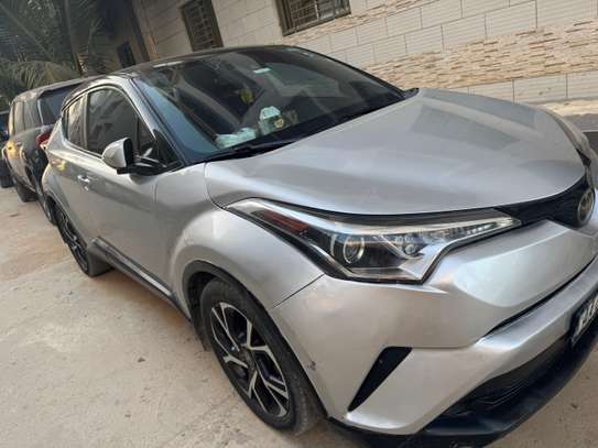 Toyota C-HR SUV compact argent jantes alliage noires image 1