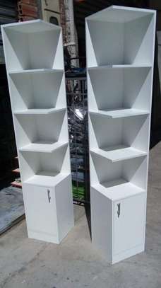 Étagère design blanche inclinée avec rangement bas image 5