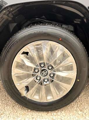 Toyota land cruiser LC300 image 13