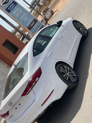 Hyundai élantra image 9