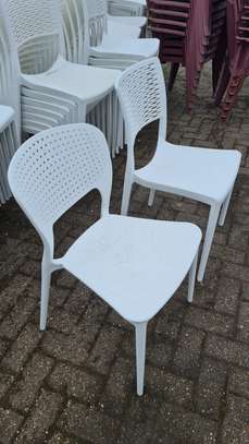 Chaise en plastiques image 1