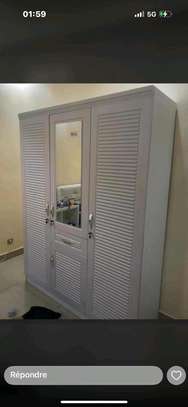 Armoire marron blanc et noire image 8