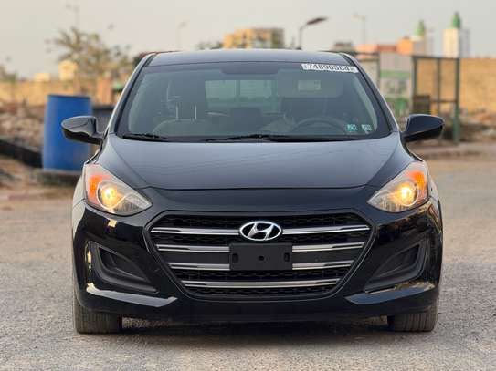 Hyundai Elantra gt image 2