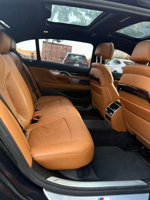 BMW series 740i image 9