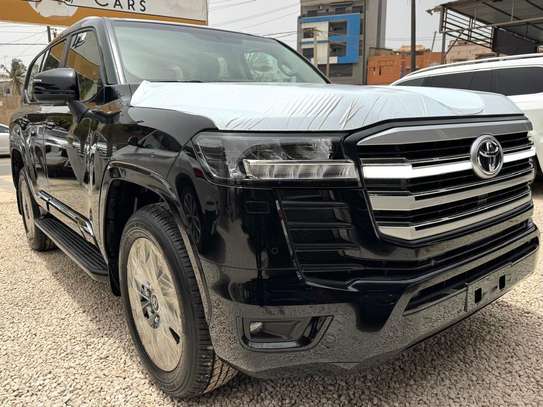 Toyota land cruiser LC300 image 3