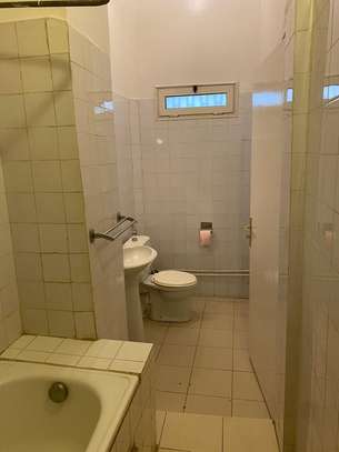 Bel appartement F2 à louer au plateau image 9