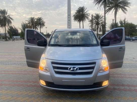 Hyundai Starex image 1