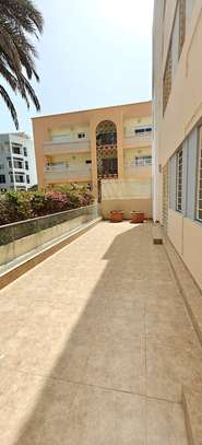 MAGNIFIQUE APPARTEMENT DEUX CHAMBRES A MERMOZ FACE A LA MER image 9