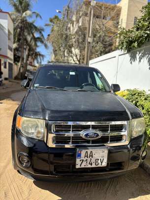 Ford SUV noir robuste et spacieux image 2