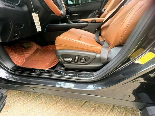 LEXUS UX 300 SPORT image 6