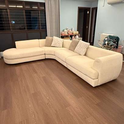 Canapé d'angle beige clair 5-6 places avec pouf rouge image 4