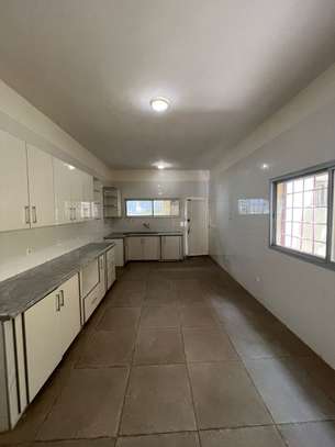 Villa R+1 à vendre au Point E image 8