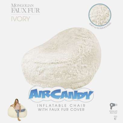 Fauteuil/pouf gonflable en fausse fourrure très douce image 3