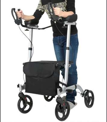 Déambulateur vertical- Rollator  -  Aide à la mobilité image 4
