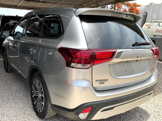 Mitsubishi Outlander image 4