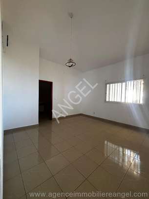 Ref_1770_PL belle villa en R+1 à Yoff Océan Pied dans l'eau. image 6