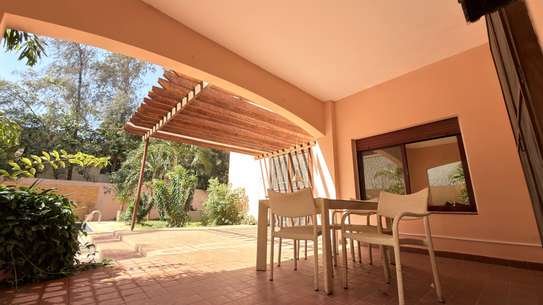 Maison spacieuse avec garage double et jardin privé image 7