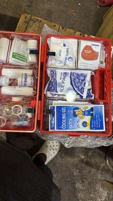 Trousse premiers secours voiture norme CE compacte rouge image 2