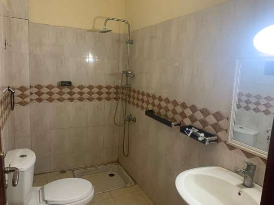Chambre avec salle de bain à Ouakam image 3
